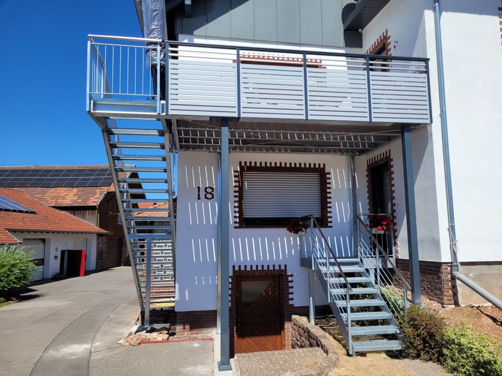 Balkon mit Treppe und Geländer