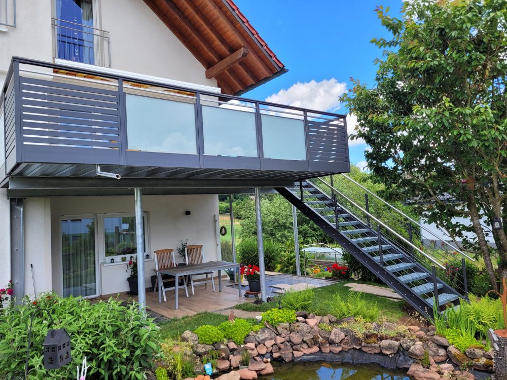 Balkon mit Geländer und Treppe