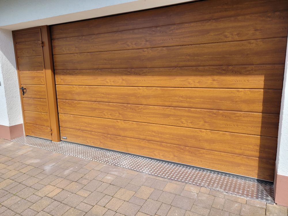 Garagentor Holzoptik und Nebentür